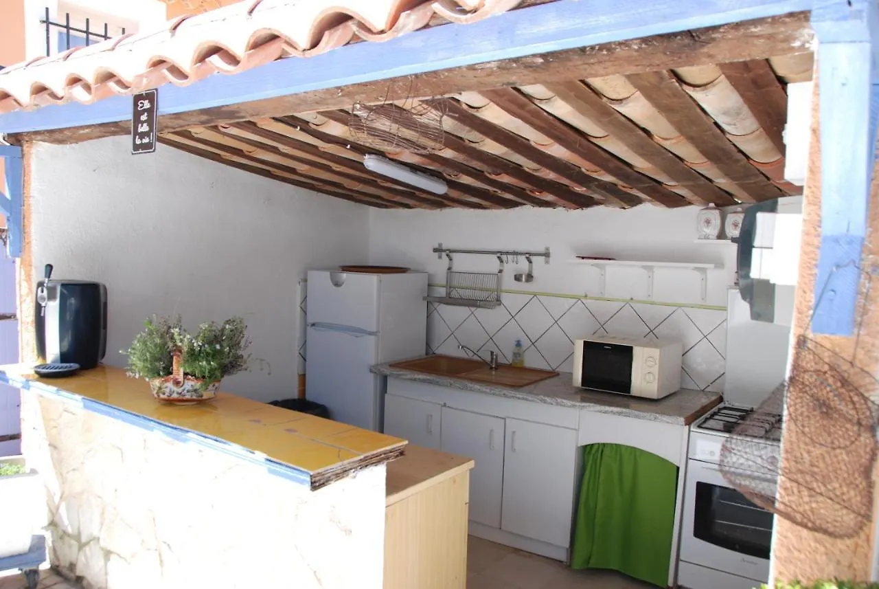La Villa Poupee Grambois 0*,  Frankrike